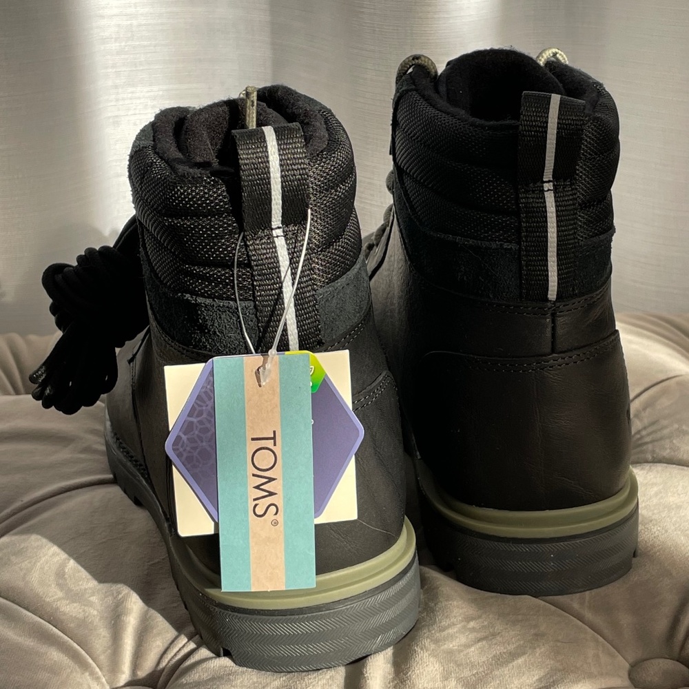 TOMS Boots - Picture 4 of 11